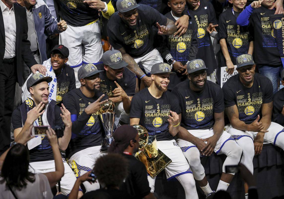 金州勇士发布备战花絮，集结日遗憾出局，NBA季后赛任务艰巨，轮换策略成焦点